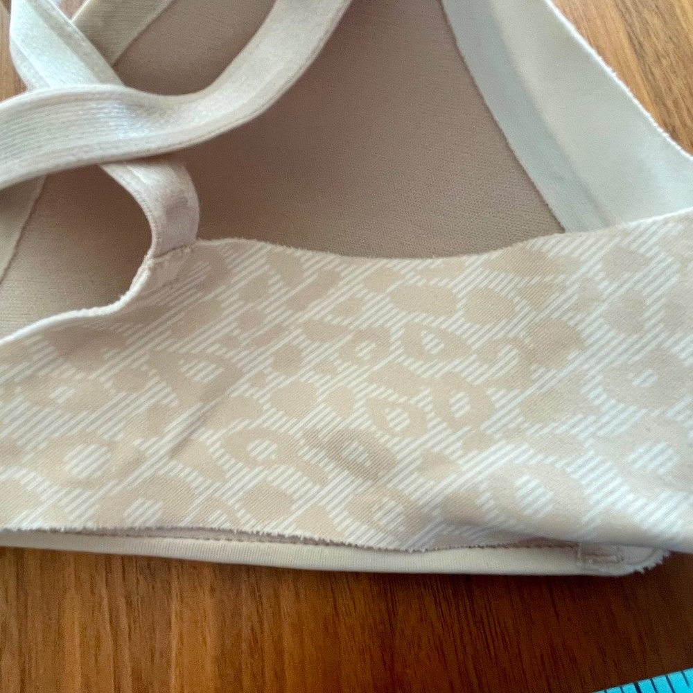 Warner's Wireless T-shirt bra- Cream color with Animal print-Size 34 A - Picture 2 of 4